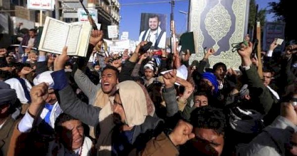 Ekstremis Anti-Muslim Belanda Robek Al-Qur’an di Depan KBRI