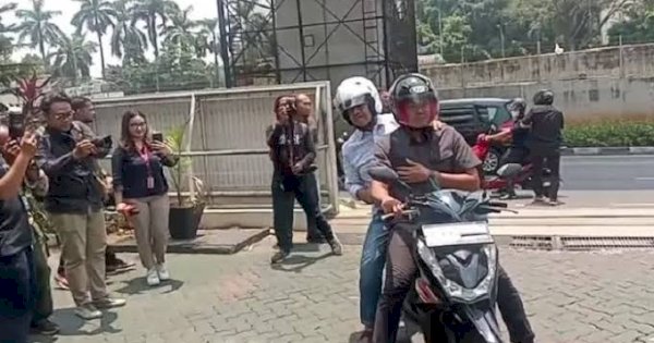 Buat SKCK untuk Pilpres 2024, Anies Dibonceng Motor ke Loket Polisi