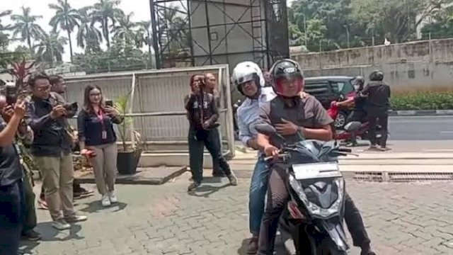 Anies Dibonceng Motor ke Loket Polisi.(F-int)