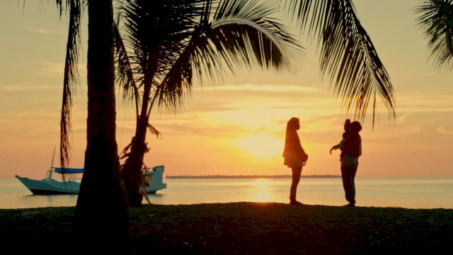 Rabiah dan Mimi dalam film "Ininnawa: An Island Calling" karya Sutradara Arfan Sabran yang mengangkat kisah perjuangan dua generasi keluarga sebagai tenaga kesehatan di Indonesia.