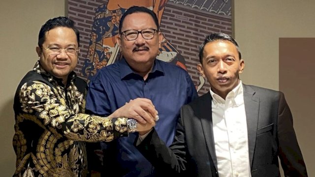 Sekretaris Gerindra Sulsel Darmasyah Muin (kiri) Ketua Demokrat Sulsel Ni'matullah (tengah) dan Sekretaris NasDem Sulsel Syaharuddin Alrif (kanan).