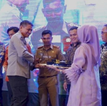 Wakili Ketua DPRD Makassar, Kabag Humas dan Protokol Terima Penghargaan SMSI Sulsel