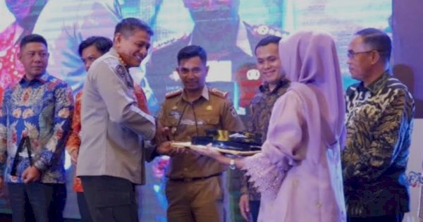 Wakili Ketua DPRD Makassar, Kabag Humas dan Protokol Terima Penghargaan SMSI Sulsel