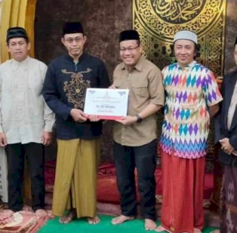 Safari Ramadan, Sekwan DPRD Makassar Serahkan Dana Hibah Pemkot di Masjid Jannatul Firdaus