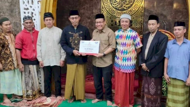 Safari Ramadan, Sekwan DPRD Makassar Serahkan Dana Hibah Pemkot di Masjid Jannatul Firdaus