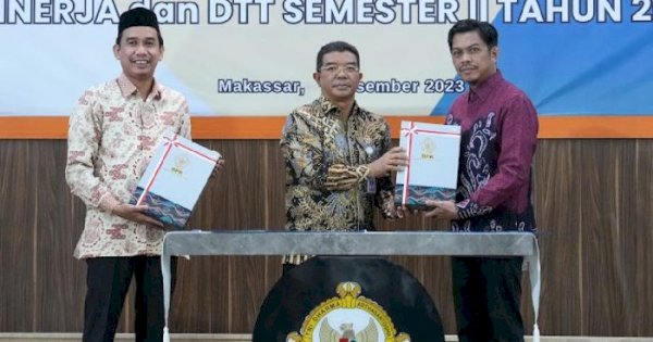 Ketua DPRD Bersama Pj Sekda Kota Makassar Terima LHPK Semester II Tahun 2023 dari BPK