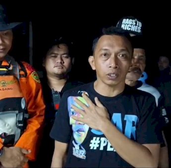 Hingga Larut Malam, Syaharuddin Alrif Masih Berada di Lokasi Banjir Semangati dan Bantu Warga di Evakuasi