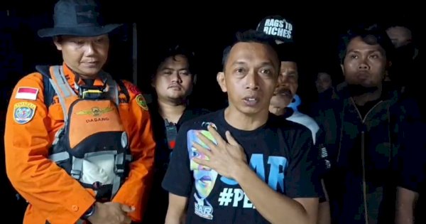 Hingga Larut Malam, Syaharuddin Alrif Masih Berada di Lokasi Banjir Semangati dan Bantu Warga di Evakuasi