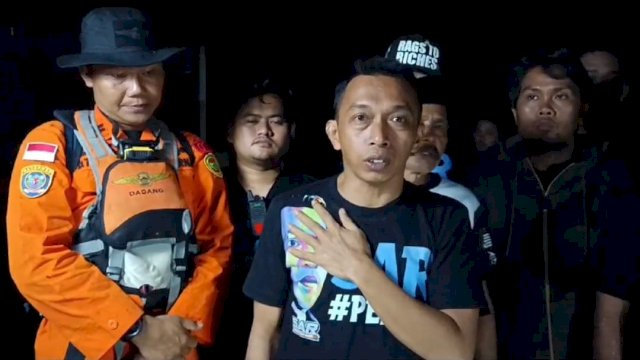 Hingga Larut Malam, Syaharuddin Alrif Masih Berada di Lokasi Banjir Semangati dan Bantu Warga di Evakuasi