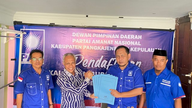 Bakal Calon Bupati Pangkep Syahban Sammana saat mengambil formulir di DPD PAN Pangkep