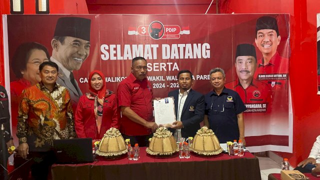 Tasming Hamid kembalikan formulir pendaftaran ke PDIP Parepare.