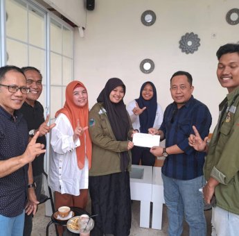 Peduli Bencana Banjir Luwu, Mahasiswa Teknik Lingkungan Unhas Titip Donasi ke KKLR Sulsel