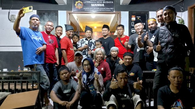 Lembaga Penggiat Budaya LSBW Hadiahi TSM Passapu dan Sebilah Badik.