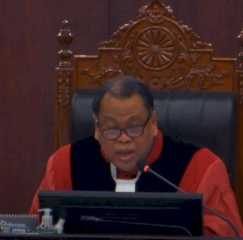 Hakim MK Soroti Beda Tanda Tangan Surya Paloh di Surat Kuasa dan KTP