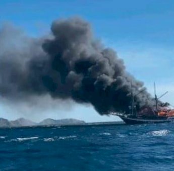 Angkut 26 Turis, Kapal Pinisi di Labuan Bajo Terbakar
