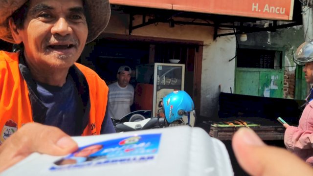 Jumat Berkah Ala Rusdin Abdullah, Bagi Nasi Kotak ke Pengguna Jalan dan Jamaah Masjid di Bagian Timur-Utara Makassar