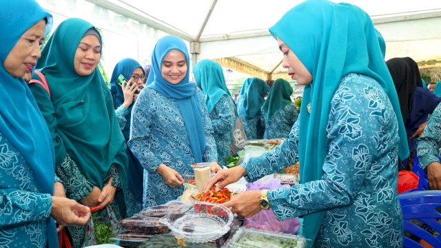 drg. Hj. Ulfah Nurul Huda Suardi disambut antusias oleh masyarakat