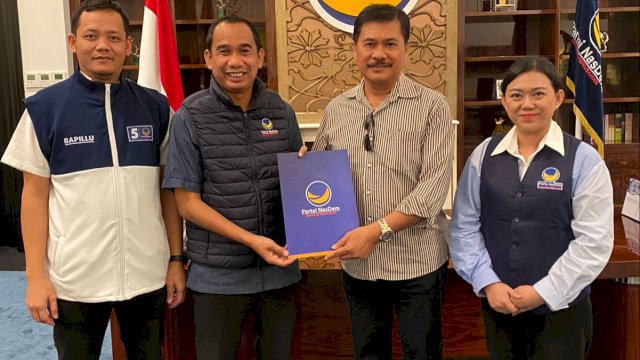  Ketua Bappilu NasDem Sulsel Rudianto Lallo dan Wakil Ketua DPW NasDem Sulsel Syamsir menyerahkan rekomendasi calon kepala daerah di Tana Toraja.