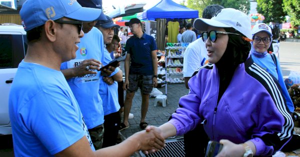 Rusdin Abdullah-Fatmawati Rusdi Kompak di Car Free Day Makassar, Sapa Warga hingga Foto Bersama