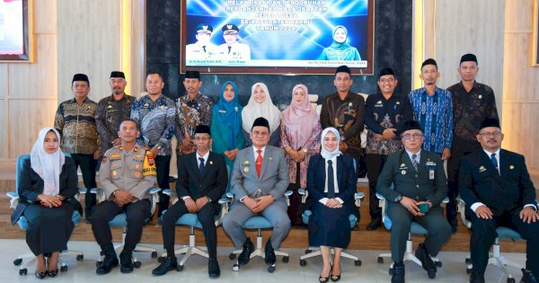 Dokter Ulfah Dampingi Bupati Suardi Saleh Lantik-Kukuhkan Kepala Desa Se Kabupaten Barru