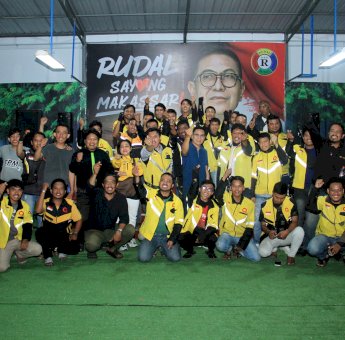 Malam-malam Puluhan Driver Ojol Datangi Posko &#8216;Rudal&#8217;, Deklarasi Dukung Rusdin Abdullah di Pilwakot Makassar