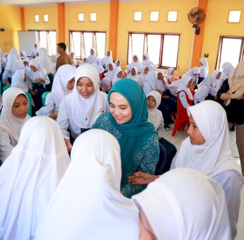 Hadiri Gerakan Cegah Stunting dan Aksi Bergizi di SMPN 5 Barru, Dokter Ulfah Kukuhkan Duta Inovasi Parenting: Ciptakan Generasi Emas 2045