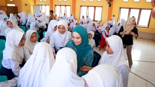 Hadiri Gerakan Cegah Stunting dan Aksi Bergizi di SMPN 5 Barru, Dokter Ulfah Kukuhkan Duta Inovasi Parenting: Ciptakan Generasi Emas 2045