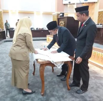 Walikota Makassar Menandatangani Naskah Rekondasi Pansus DPRD Makassar