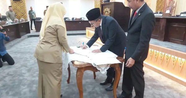 Walikota Makassar Menandatangani Naskah Rekondasi Pansus DPRD Makassar