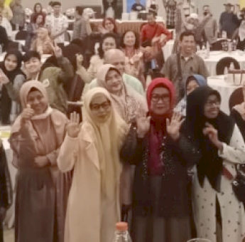 FOTO: Apiaty Amin Syam Saat Sosialisasi Perda Tentang Perlindungan Guru