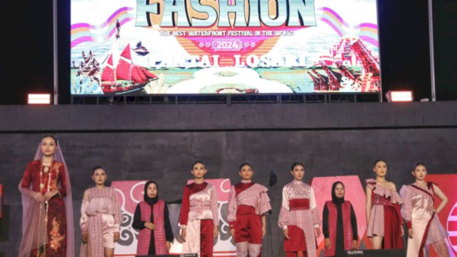 Kreativitas Pelajar dengan Panggung Fashion Show di F8.