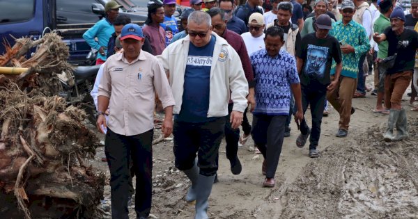 Gerak Cepat, Waketum NasDem Ahmad Ali Datang Semangati-Santuni Korban Banjir di Parigi Moutong