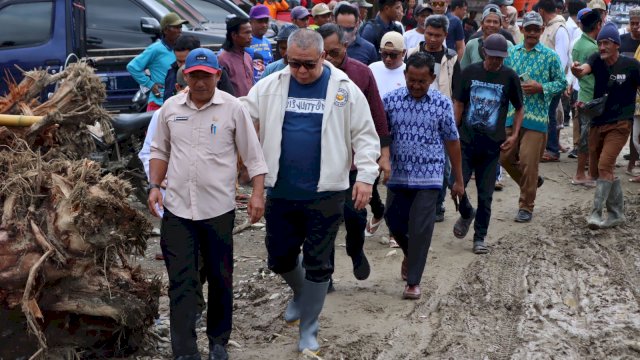 Waketum NasDem Ahmad Ali Datang Semangati-Santuni Korban Banjir di Parigi Moutong.