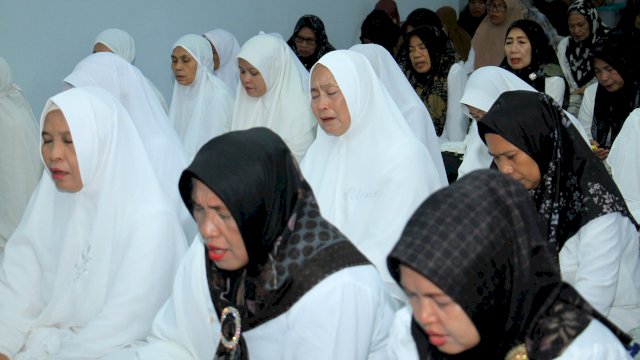 Ratusan Ibu-ibu Majelis Taklim dari Mamajang Gelar Zikir dan Doa untuk Rusdin Abdullah Jadi Walikota Makassar.