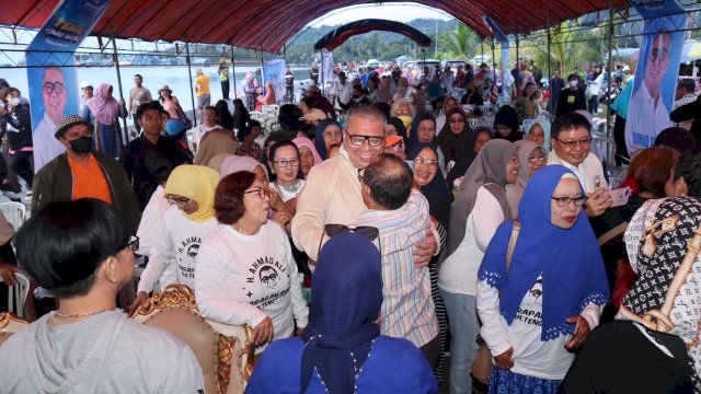 Bacagub Sulteng Ahmad Ali dipeluk para pendukungnya.