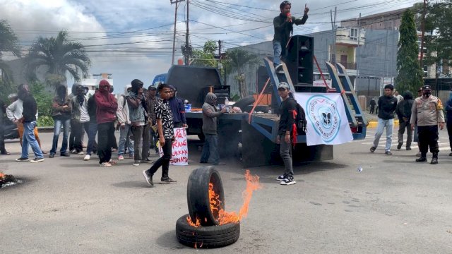 Aliansi Pemuda dan Masyarakat Kabupaten Pinrang menggelar aksi unjuk rasa di depan Kantor Bupati Pinrang