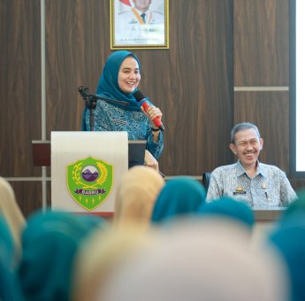 Ulfah Nurul dan OJK Berbagi Ilmu Edukasi Keuangan Kaum Perempuan