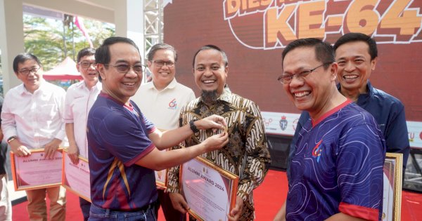 Andi Sudirman Raih Penghargaan Alumni Award Fakultas Teknik Unhas