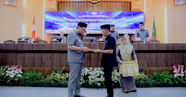 Bupati Barru Serahkan Ranperda Perubahan APBD 2024 ke DPRD Barru