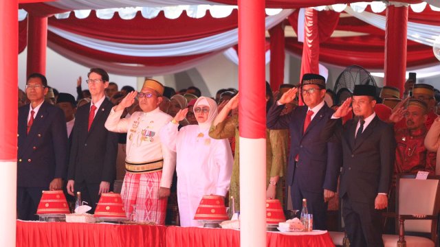 Andi Sudirman Sulaiman Hormat Saat Pengibaran Bendera Merah Putih.