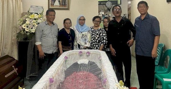 Rezki Lutfi Datang Melayat ke Rumah Duka Alm Jhon R Selle, Keluarga Sampaikan Terima Kasih