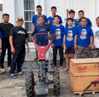 Live di TikTok dan Sering Bagikan Aktivitas di Sawah, Rusdi Masse Langsung Bantu Pemuda di Soppeng Satu Unit Traktor