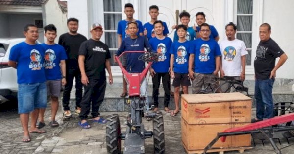 Live di TikTok dan Sering Bagikan Aktivitas di Sawah, Rusdi Masse Langsung Bantu Pemuda di Soppeng Satu Unit Traktor