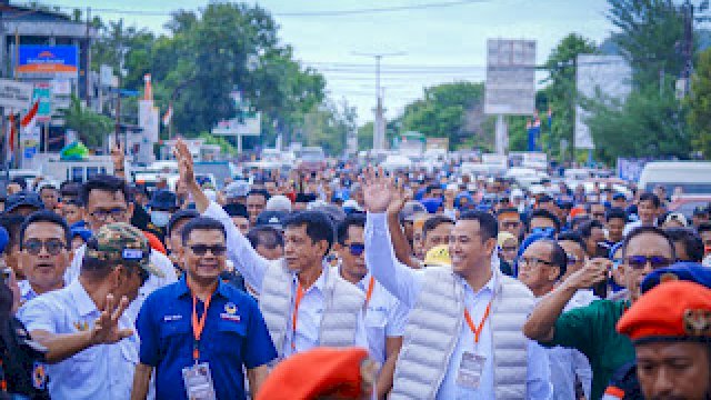 Ribuan Masyarakat Pangkep Antar Muhammad Yusran Lalogau &ndash; Abdul Rahman Assegaf Daftar ke KPU.