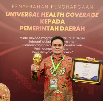 Berhasil dalam Implementasi JKN, Bupati Barru Suardi Saleh Terima Penghargaan UHC Awards 2024