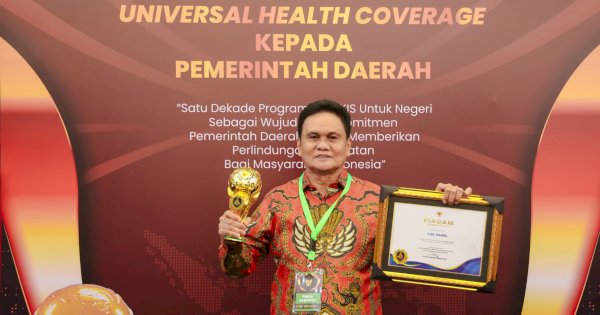 Berhasil dalam Implementasi JKN, Bupati Barru Suardi Saleh Terima Penghargaan UHC Awards 2024