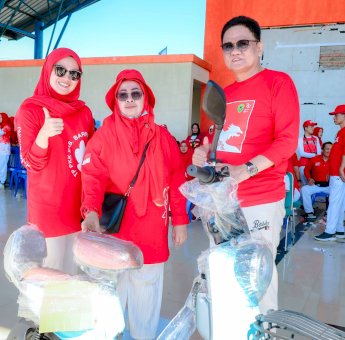 Suardi Saleh,bersama Ketua TP PKK Kabupaten Barru Dokter Ulfah Nurul Huda Ikuti Senam Massal Merah Putih Nusantara