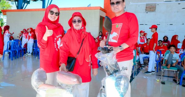 Suardi Saleh,bersama Ketua TP PKK Kabupaten Barru Dokter Ulfah Nurul Huda Ikuti Senam Massal Merah Putih Nusantara