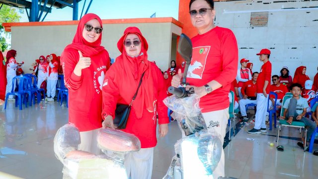 Suardi Saleh,bersama Ketua TP PKK Kabupaten Barru Dokter Ulfah Nurul Huda Ikuti Senam Massal Merah Putih Nusantara