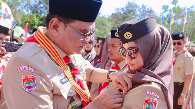 Dr.(H.C) Ir. H. Suardi Saleh, M.Si didampingi Plt.Ketua TP PKK Kabupaten Barru drg. Hj. Ulfah Nurul Huda Suardi, MARS hadiri Upacara Peringatan Hari Pramuka Ke-63 Tahun 2024